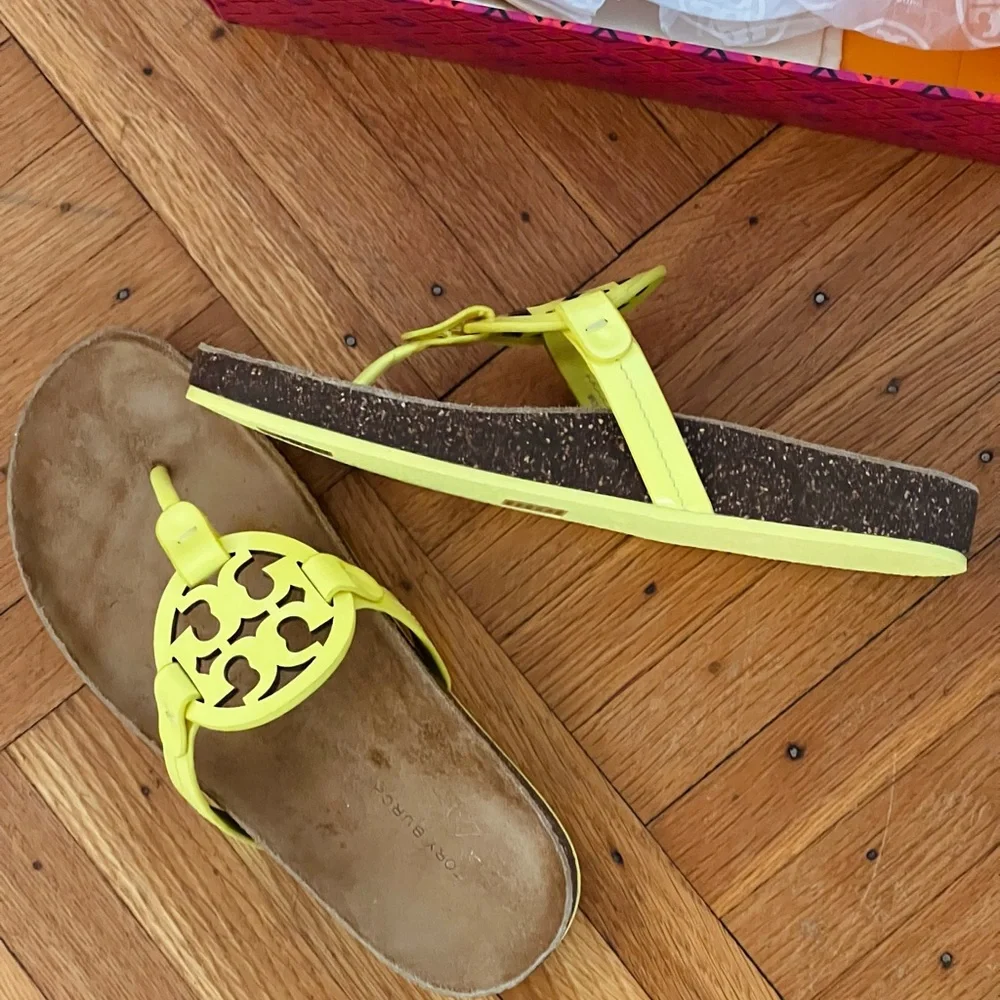 Tory Burch Miller cloud patent leather thong sandal, size 7.5 - Picture 5 of 6